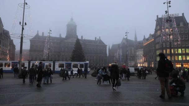 Άμστερνταμ, Ολλανδία - 02 Ιανουαρίου 2017: Νύχτα στους δρόμους του Άμστερνταμ με την κίνηση των περαστικών. Αργή κίνηση βίντεο 02 Ιανουαρίου 2017 στο Αμστερνταμ - Ολλανδία. — Αρχείο Βίντεο