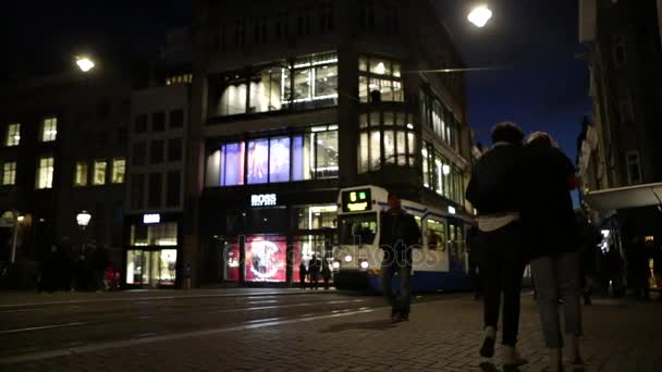 АМСТЕРДАМ, НИДЕРЛАНДЫ - ЯНВАРЬ 02, 2017: Ночные улицы Амстердама с движущимися прохожими. Видео медленного движения Январь 02, 2017 в Амстердаме - Нидерланды . — стоковое видео