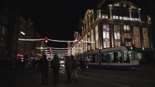 AMSTERDAM, PAÍSES BAJOS - 02 DE ENERO DE 2017: Calles nocturnas de Ámsterdam con transeúntes en movimiento. Slow Motion Video enero 02, 2017 in Amsterdam - Países Bajos . — Vídeos de Stock