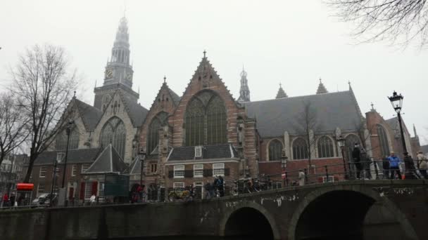 Amsterdam, Nederländerna - 28 December 2016: Generalen landskap vyer i traditionella holländska kyrkan och rörliga turister. Slow Motion Video. 28 December i Amsterdam, Holland. — Stockvideo