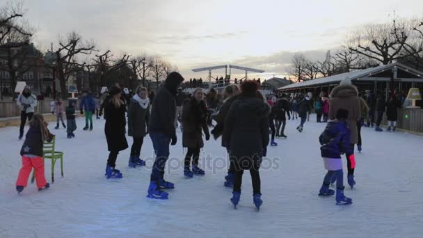 Amsterdam, Nederland - 07 januari 2017: Mensen schaatsen op winter schaatsen ijsbaan tegenover het Rijksmuseum, een populaire toeristische bestemming. Slow Motion Video. Amsterdam, Nederland. — Stockvideo