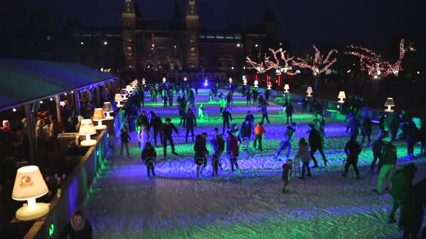 АМСТЕРДАМ, НИДЕРЛАНДЫ - 07 ЯНВАРЯ 2017: Люди катаются на зимнем катке перед Рейксмузеем, популярным туристическим направлением. Видео медленного движения. Амстердам, Нидерланды . — стоковое видео