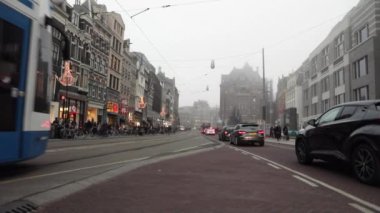 Amsterdam, Hollanda - 09 Ocak 2017: taşıma kalabalık saatte hareketli Amsterdam şehir yol. Ağır çekim Video. 09 Ocak 2017 yılında Amsterdam - Hollanda.