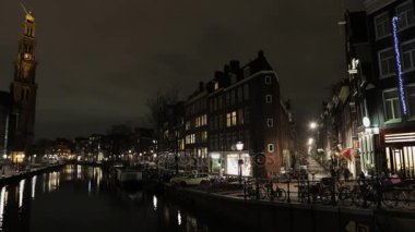 Amsterdam, Hollanda - 05 Ocak 2017: Amsterdam şehir gece sokakları farklı taşıma ve siluetleri geçenler hareket ile. Zaman atlamalı. 05 Ocak 2017 yılında Amsterdam - Hollanda.
