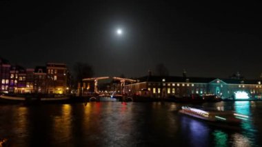 Amsterdam, Hollanda - 06 Ocak 2017: Cruise tekneler acele gece kanallarında Amsterdam City. Zaman atlamalı. 06 Ocak 2017 yılında Amsterdam - Hollanda.