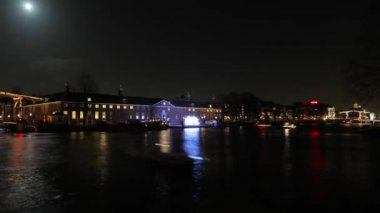 Amsterdam, Hollanda - 06 Ocak 2017: Cruise tekneler acele gece kanallarında Amsterdam City. Zaman atlamalı. 06 Ocak 2017 yılında Amsterdam - Hollanda.