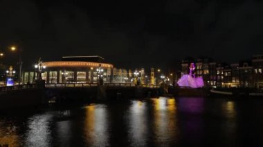Amsterdam, Hollanda - 06 Ocak 2017: Cruise tekneler acele gece kanallarında Amsterdam City. Zaman atlamalı. 06 Ocak 2017 yılında Amsterdam - Hollanda.
