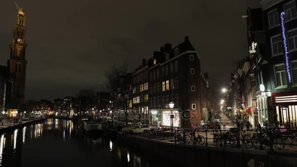 AMSTERDAM, PAÍSES BAJOS - 05 DE ENERO DE 2017: Amsterdam calles nocturnas de la ciudad con diferentes tipos de transporte en movimiento y siluetas de transeúntes. Time Lapse. enero 05, 2017 en Amsterdam - Países Bajos . — Vídeo de stock