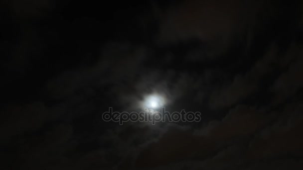 Le temps de la pleine lune s'écoule quand il finit par être obscurci par les nuages .