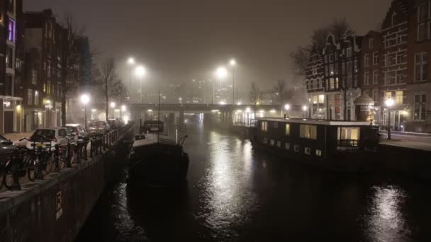 Amsterdam, Nizozemsko - 06 ledna 2017: Plavba lodí rush v noci kanálech města Amsterdam. Časová prodleva. 06. ledna 2017, Amsterdam - Holandsko. — Stock video