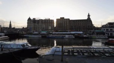 Amsterdam, Hollanda - 05 Ocak 2017: Amsterdam şehir yol farklı taşıma saat akşam hareket ile. Zaman atlamalı. 05 Ocak 2017 yılında Amsterdam - Hollanda.