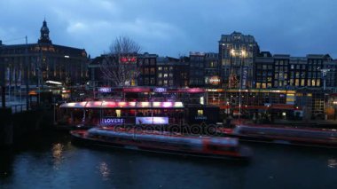 Amsterdam, Hollanda - 02 Ocak 2017: Cruise geç akşam, Amsterdam kanallarında tekne. Zaman atlamalı. üzerinde 02 Ocak 2017 yılında Amsterdam - Hollanda.