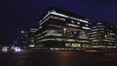 Amsterdam, Hollanda - 03 Ocak 2017: farlar araba caddede geceleri geçiyor. Zaman atlamalı. 03 Ocak 2017 yılında Amsterdam - Hollanda.