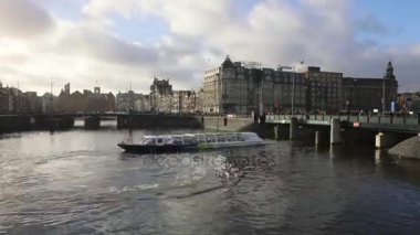 Amsterdam, Hollanda - 05 Ocak 2017: Amsterdam şehir yol farklı taşıma saat akşam hareket ile. Zaman atlamalı. 05 Ocak 2017 yılında Amsterdam - Hollanda.
