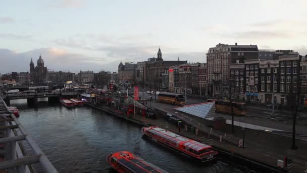 Άμστερνταμ, Ολλανδία - 05 Ιανουαρίου 2017: Άμστερνταμ δρόμο πόλης με διαφορετικά είδη που κινούνται μεταφορών ώρα το βράδυ. Πάροδο του χρόνου. 05 Ιανουαρίου 2017 στο Αμστερνταμ - Ολλανδία. — Αρχείο Βίντεο