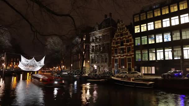 Amsterdam, Nederland - 06 januari 2017: Cruise boten rush in nacht grachten van Amsterdam. Time-lapse. 06 januari 2017 in Amsterdam - Nederland. — Stockvideo