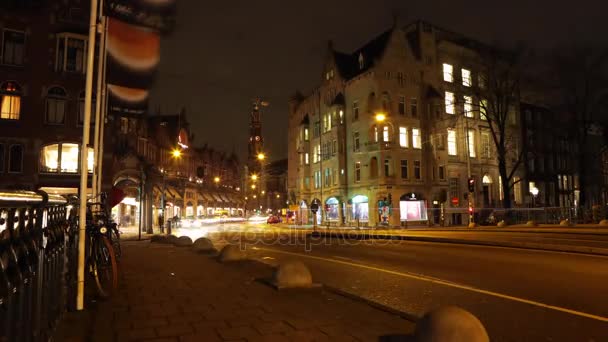 Amsterdam, Holandia - 03 stycznia 2017 roku: Reflektory samochodu, przechodząc w dół ulicy w nocy. Upływ czasu. 03 stycznia 2017 r. w Amsterdam - Holandia. — Wideo stockowe