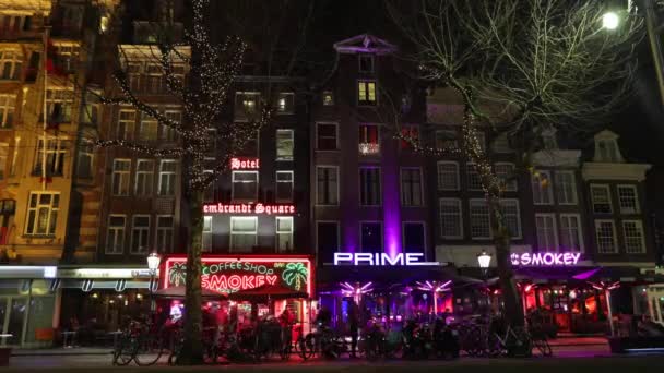 Amsterdam, Holandia - 12 stycznia 2017 roku: Nocne ulice Amsterdamu z sylwetkami ruchu przechodniów przed słynnego miasta Coffee shopów. Upływ czasu. 12 stycznia 2017 roku w Amsterdam - Holandia. — Wideo stockowe