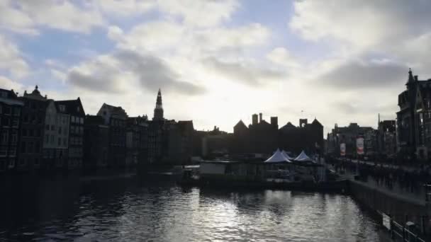 Amsterdam, Nizozemsko - 05 ledna 2017: Amsterdam city road s různými druhy stěhování na večerní čas. Časová prodleva. 05. ledna 2017, Amsterdam - Holandsko. — Stock video