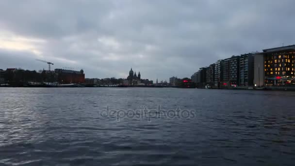 Amsterdam, Nederländerna - 02 januari 2017: Kryssning båt i kanalerna i Amsterdam på sent på kvällen. Tid förflutit. 02 januari 2017 i Amsterdam - Nederländerna. — Stockvideo