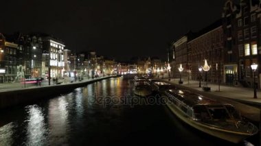 Amsterdam, Hollanda - 06 Ocak 2017: Cruise tekneler acele gece kanallarında Amsterdam City. Zaman atlamalı. 06 Ocak 2017 yılında Amsterdam - Hollanda.