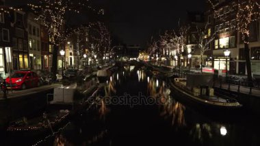 Amsterdam, Hollanda - 06 Ocak 2017: Rush arabalar gece Kanallar Amsterdam şehrinin yakınlarında. Zaman atlamalı. 06 Ocak 2017 yılında Amsterdam - Hollanda.