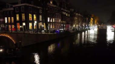 Amsterdam, Hollanda - 06 Ocak 2017: Cruise tekneler acele gece kanallarında Amsterdam City. Zaman atlamalı. 06 Ocak 2017 yılında Amsterdam - Hollanda.