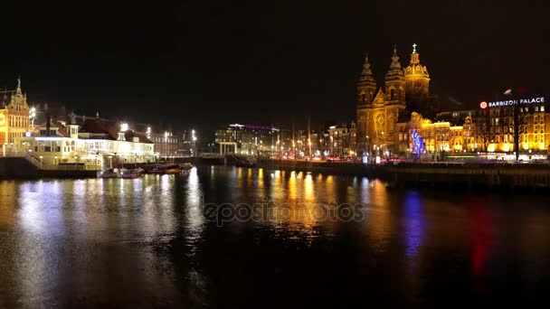 AMSTERDAM, PAYS-BAS - 06 JANVIER 2017 : Les bateaux de croisière se précipitent dans les canaux nocturnes de la ville d'Amsterdam. Temps écoulé. 06 janvier 2017 à Amsterdam - Pays-Bas . — Video