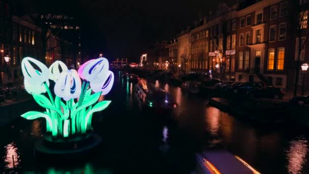 Amsterdam, Nederländerna - 06 januari 2017: Kryssning båtar rush i natt kanalerna i Amsterdam city. Tid förflutit. 06 januari 2017 i Amsterdam - Nederländerna. — Stockvideo