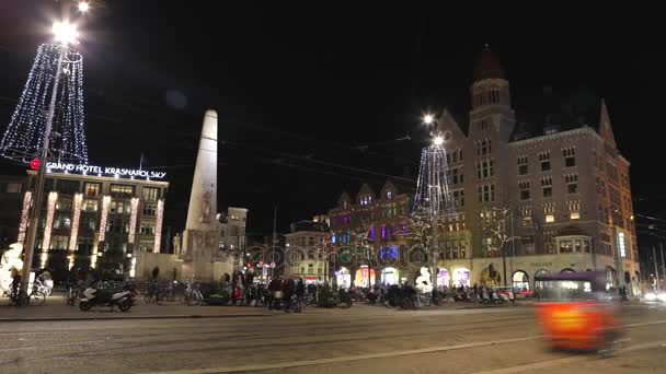 AMSTERDAM, PAÍSES BAJOS - 05 DE ENERO DE 2017: Amsterdam calles nocturnas de la ciudad con diferentes tipos de transporte en movimiento y siluetas de transeúntes. Time Lapse. enero 05, 2017 en Amsterdam - Países Bajos . — Vídeo de stock