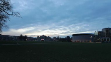 Amsterdam, Hollanda - 05 Ocak 2017: Görünüm Müze Meydanı'na doğru yenilenen Van Gogh Müzesi. Zaman atlamalı. 05 Ocak 2017 - Amsterdam - Hollanda.