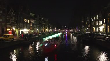 Amsterdam, Hollanda - 06 Ocak 2017: Cruise tekneler acele gece kanallarında Amsterdam City. Zaman atlamalı. 06 Ocak 2017 yılında Amsterdam - Hollanda.