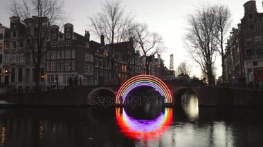 Amsterdam, Hollanda - 06 Ocak 2017: Cruise tekneler acele gece kanallarında Amsterdam City. Zaman atlamalı. 06 Ocak 2017 yılında Amsterdam - Hollanda.