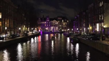 Amsterdam, Hollanda - 06 Ocak 2017: Cruise tekneler acele gece kanallarında Amsterdam City. Zaman atlamalı. 06 Ocak 2017 yılında Amsterdam - Hollanda.