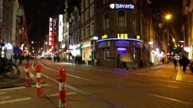 Amsterdam, Hollanda - 05 Ocak 2017: Amsterdam şehir gece sokakları farklı taşıma ve siluetleri geçenler hareket ile. Zaman atlamalı. 05 Ocak 2017 yılında Amsterdam - Hollanda.