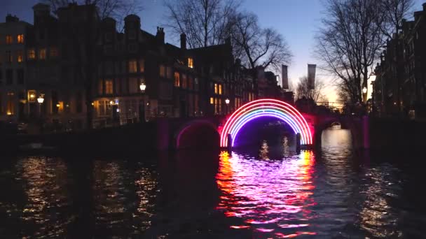 AMSTERDAM, PAYS-BAS - 06 JANVIER 2017 : Les bateaux de croisière se précipitent dans les canaux nocturnes de la ville d'Amsterdam. Temps écoulé. 06 janvier 2017 à Amsterdam - Pays-Bas . — Video