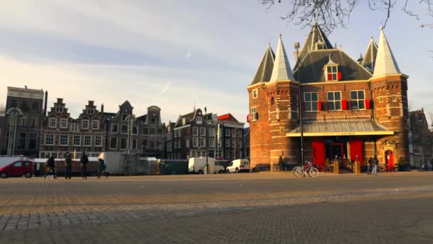 Amsterdam, Nizozemsko - 05 ledna 2017: Nový trh čtvercové známá místa z centra Amsterdamu na slunce nastavit čas. Pohled na obecné krajiny. Časová prodleva. 05. ledna 2017 - Amsterdam - Nizozemsko. — Stock video
