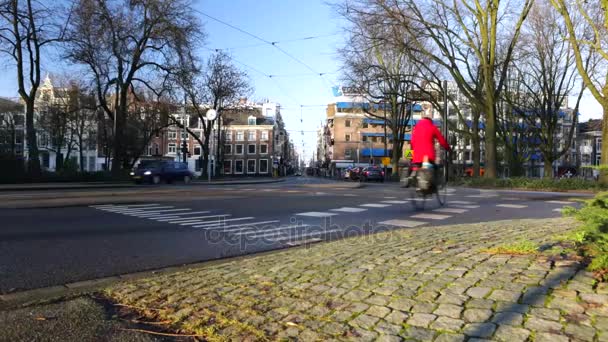 Amsterdam, Niederlande - 05. januar 2017: amsterdam city road mit verschiedenen transporten zur abendlichen zeit. Zeitraffer. 5. januar 2017 in amsterdam - niederland. — Stockvideo