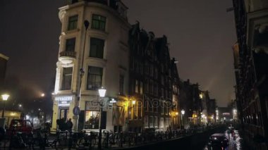 Amsterdam, Hollanda - 06 Ocak 2017: Cruise tekneler acele gece kanallarında Amsterdam City. Zaman atlamalı. 06 Ocak 2017 yılında Amsterdam - Hollanda.