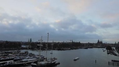 Amsterdam, Hollanda - 05 Ocak 2017: Amsterdam şehir yol farklı taşıma saat akşam hareket ile. Zaman atlamalı. 05 Ocak 2017 yılında Amsterdam - Hollanda.