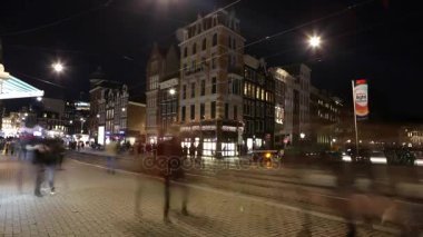 Amsterdam, Hollanda - 05 Ocak 2017: Amsterdam şehir gece sokakları farklı taşıma ve siluetleri geçenler hareket ile. Zaman atlamalı. 05 Ocak 2017 yılında Amsterdam - Hollanda.