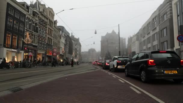 AMSTERDAM, PAESI BASSI - 05 GENNAIO 2017: Strada urbana di Amsterdam con diversi tipi di trasporto serale. Time Lapse. gennaio 05, 2017 in Amsterdam - Paesi Bassi . — Video Stock