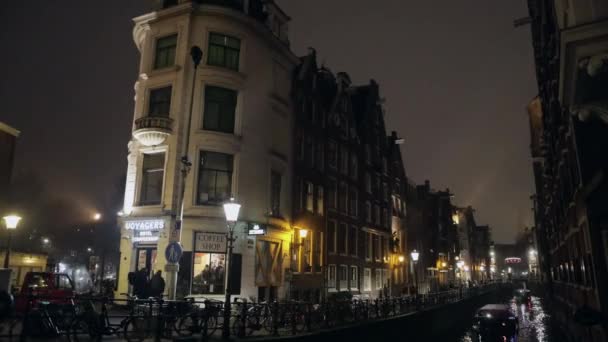 Amsterdam, Nederland - 06 januari 2017: Cruise boten rush in nacht grachten van Amsterdam. Time-lapse. 06 januari 2017 in Amsterdam - Nederland. — Stockvideo