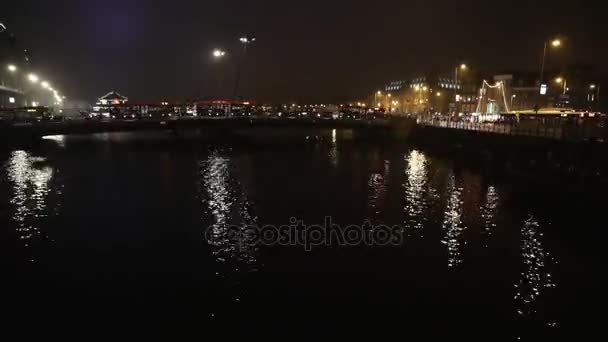 Amszterdam, Hollandia - 2017. január 06.: Cruise hajó rush éjszaka csatornák Amszterdam város. Idő telik el. Január 06-án, 2017-Amszterdam - Hollandia. — Stock videók