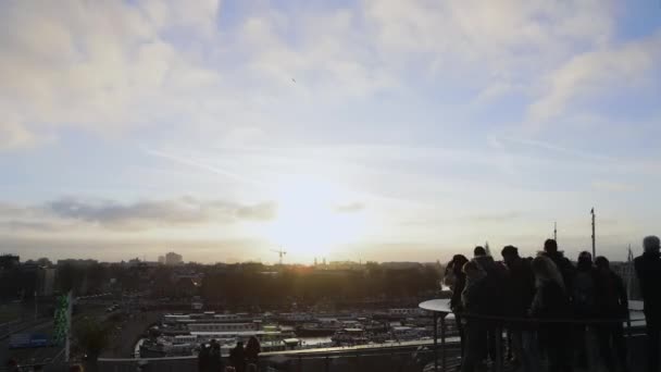 AMSTERDAM, PAÍSES BAJOS - 29 DE DICIEMBRE DE 2016: Edificios famosos del centro de Ámsterdam al atardecer. Vista general del paisaje. Time Lapse. 28 de diciembre de 2016 - Amsterdam - Países Bajos . — Vídeos de Stock