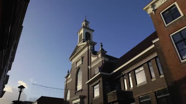 AMSTERDAM, PAÍSES BAJOS - 26 DE DICIEMBRE DE 2016: Vistas generales del paisaje en la iglesia tradicional holandesa. Time Lapse el 26 de diciembre en Amsterdam, Holanda . — Vídeos de Stock