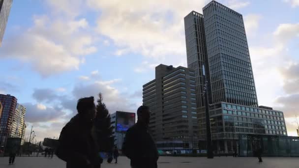 Rotterdam, Nederländerna - 26 December: Berömda stadens sevärdheter moderna byggnader som helst twilight. Tid förflutit. December 26, 2015 i Rotterdam - Nederländerna. — Stockvideo