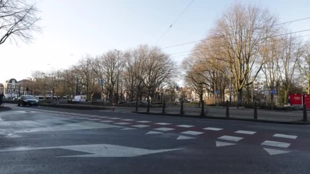 AMSTERDAM, PAESI BASSI - 05 GENNAIO 2017: Strada urbana di Amsterdam con diversi tipi di trasporto serale. Time Lapse. gennaio 05, 2017 in Amsterdam - Paesi Bassi . — Video Stock