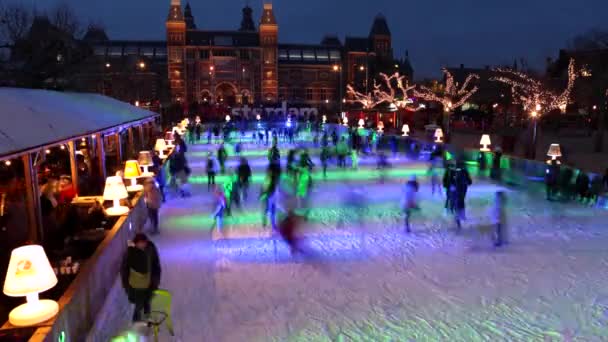 Amsterdam, Nederland - 07 januari 2017: Mensen schaatsen op winter schaatsen ijsbaan tegenover het Rijksmuseum, een populaire toeristische bestemming. Time-lapse. Amsterdam, Nederland. — Stockvideo