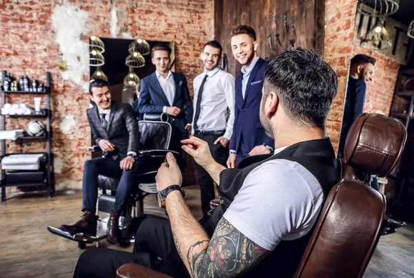 Группа молодых элегантных позитивных мужчин позирует в интерьере парикмахерской . — стоковое фото